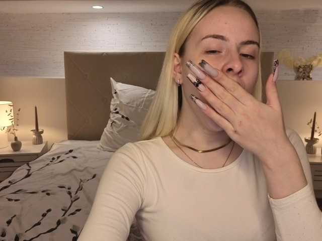 Bella-crazyy live cam on BongaCams