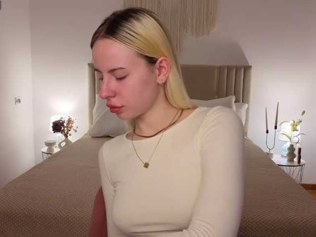 Bella-crazyy live cam on BongaCams