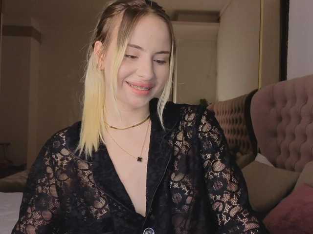 Bella-crazyy live cam on BongaCams