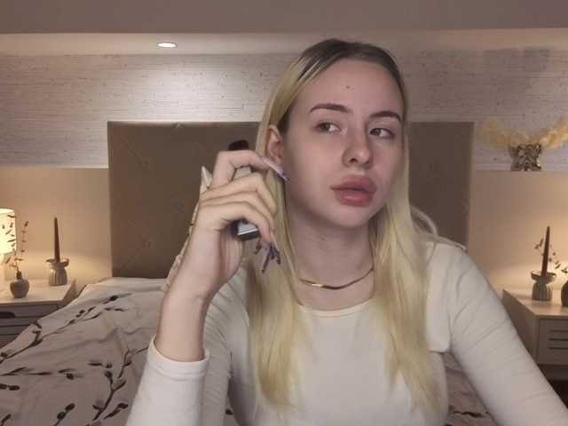 Bella-crazyy live cam on BongaCams