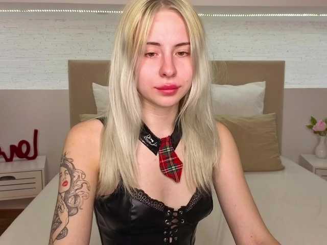 Bella-crazyy live cam on BongaCams
