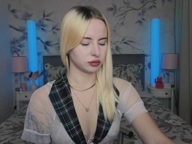 Bella-crazyy live cam on BongaCams
