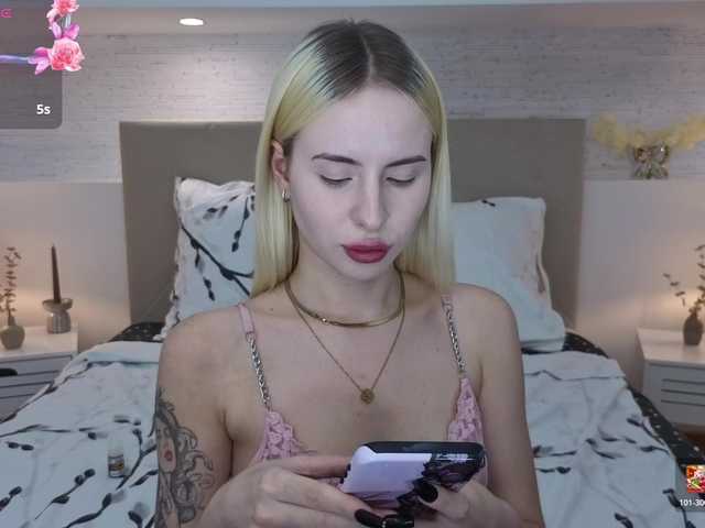 Bella-crazyy live cam on BongaCams