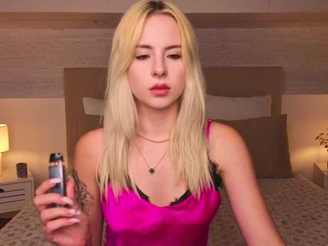 Bella-crazyy live cam on BongaCams