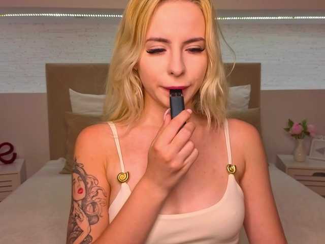 Bella-crazyy live cam on BongaCams