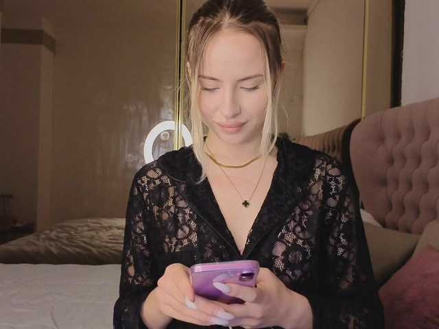 Bella-crazyy live cam on BongaCams