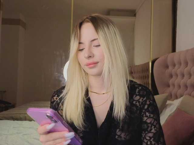 Bella-crazyy live cam on BongaCams