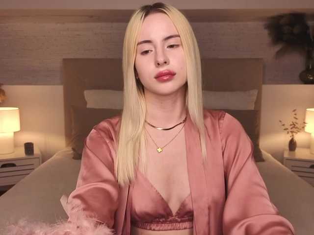 Bella-crazyy live cam on BongaCams