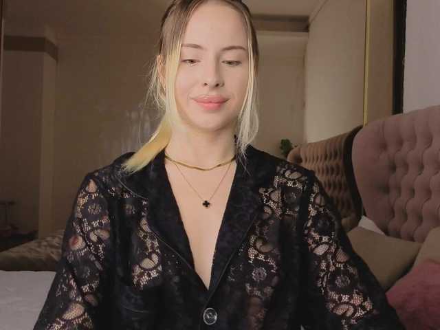 Bella-crazyy live cam on BongaCams