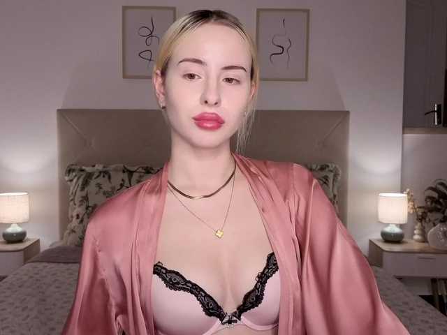 Bella-crazyy live cam on BongaCams
