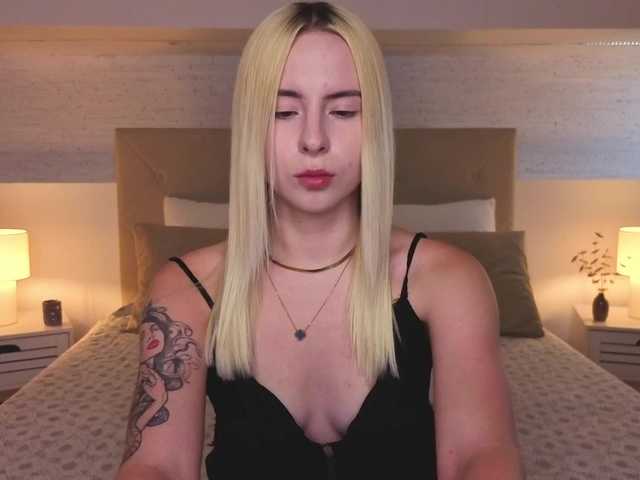 Bella-crazyy live cam on BongaCams