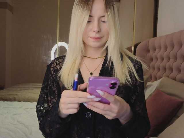 Bella-crazyy live cam on BongaCams
