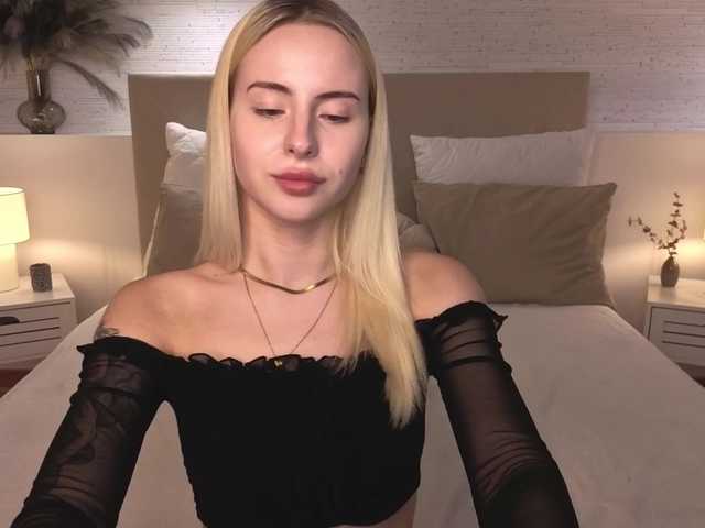 Bella-crazyy live cam on BongaCams