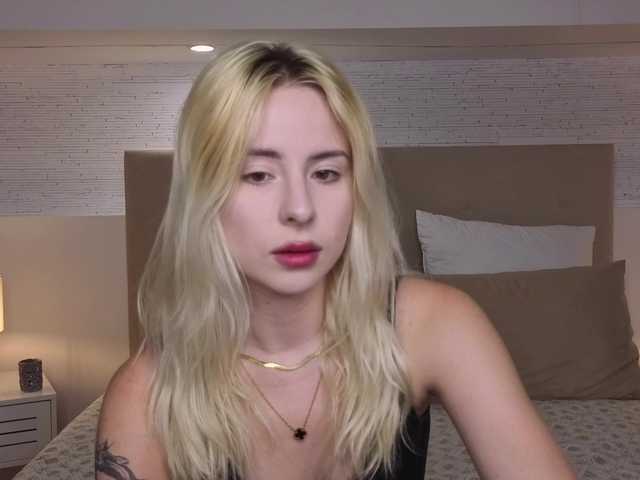 Bella-crazyy live cam on BongaCams