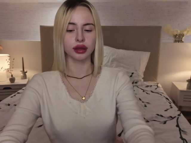 Bella-crazyy live cam on BongaCams