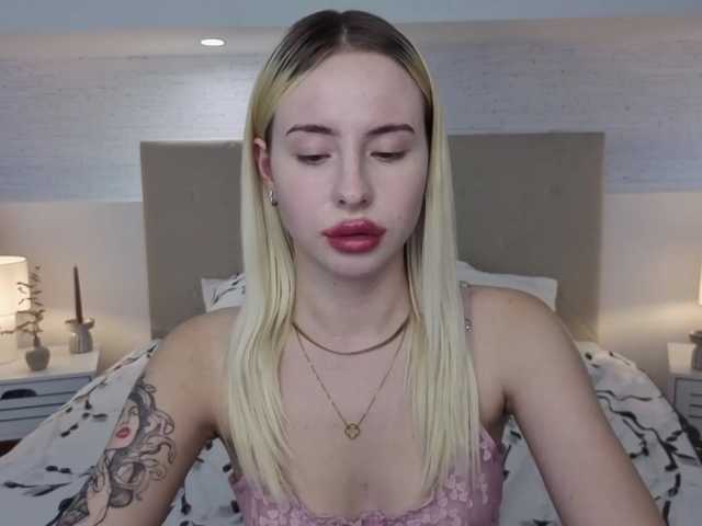 Bella-crazyy live cam on BongaCams