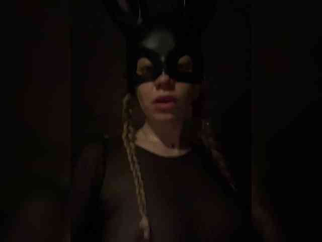 Sara102 webcam