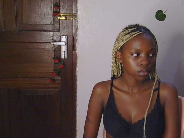 le modèle 17yesterday est en webcam porno dans un show sur le site bongacams, il possède les tags suivants: Ebony,Brunette,Trimmed