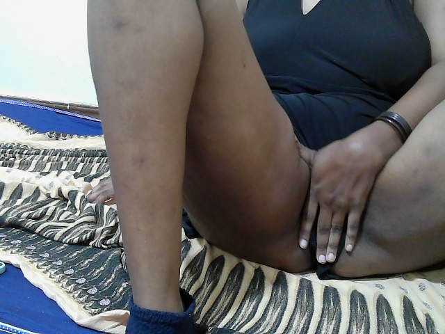 le modèle Cuteebonya est en webcam porno dans un show sur le site bongacams, il possède les tags suivants: Ebony,Brunette,Hairy