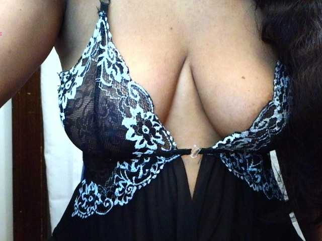 le modèle CindiBiBi est en webcam porno dans un show sur le site bongacams, il possède les tags suivants: Indian,Brunette,Trimmed