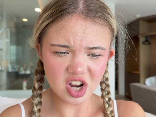 Lana_Leee