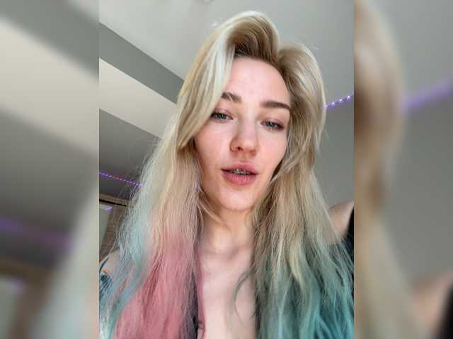 AlinnaAnnila — live female cam