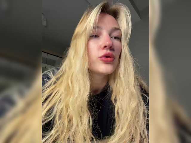 le modèle AlinnaAnnila est en webcam porno dans un show sur le site bongacams, il possède les tags suivants: White/Caucasian,Blonde,Shaved
