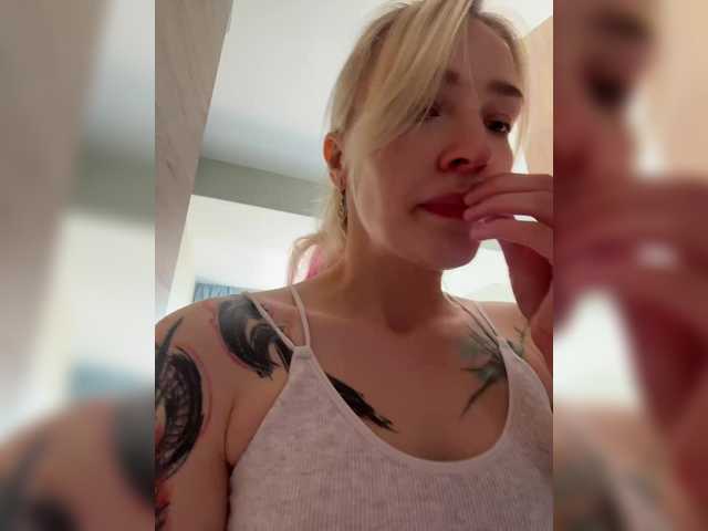 AlinnaAnnila — live female cam