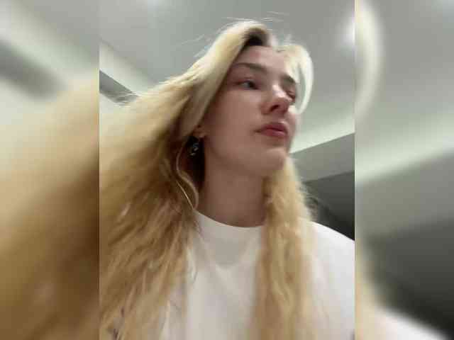 Alinnaannila's cam show statistics and live stream