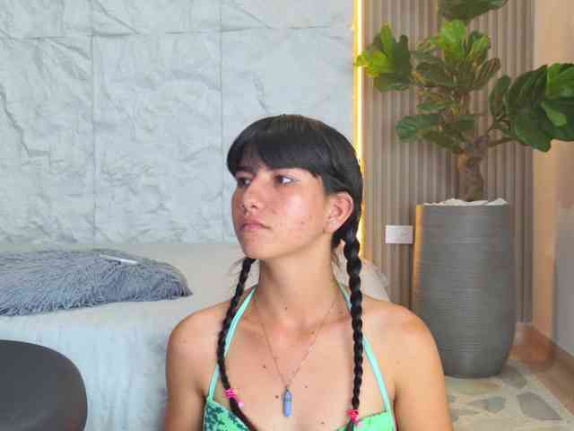Acest model este live acum. MiaCortes