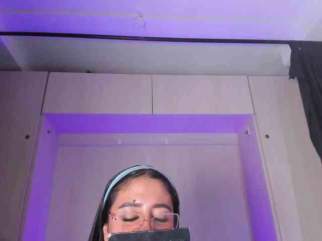 BellaBroocks webcam