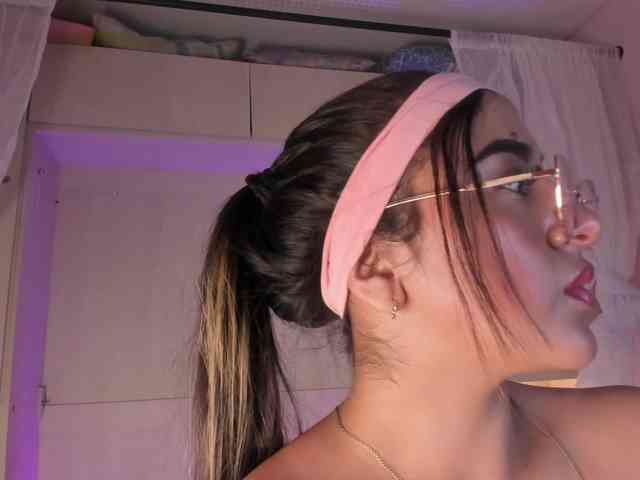 BellaBroocks webcam