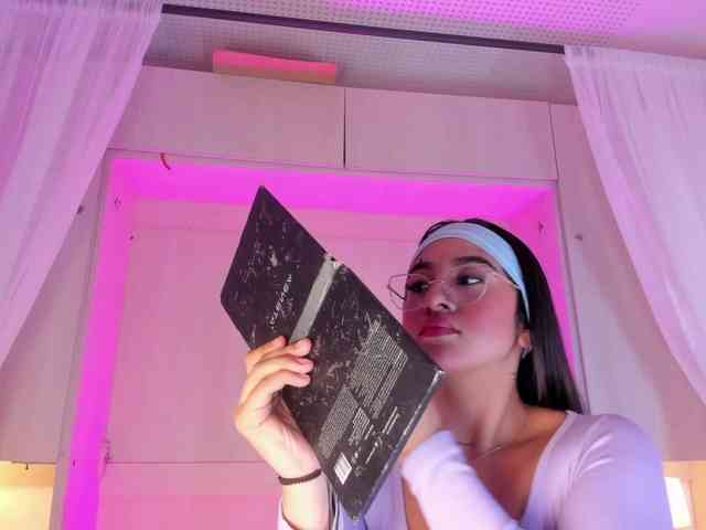 BellaBroocks webcam