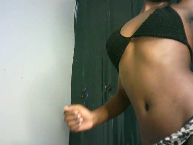 le modèle blackebony100 est en webcam porno dans un show sur le site bongacams, il possède les tags suivants: Ebony,Brunette,Trimmed