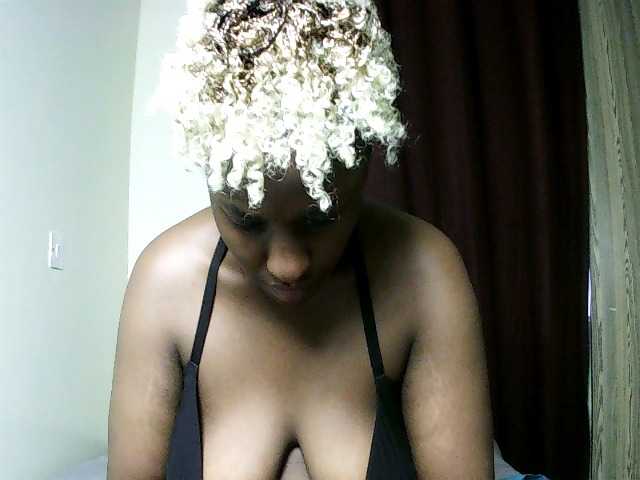 le modèle Sweet-juicy est en webcam porno dans un show sur le site bongacams, il possède les tags suivants: Ebony,Brunette,Trimmed