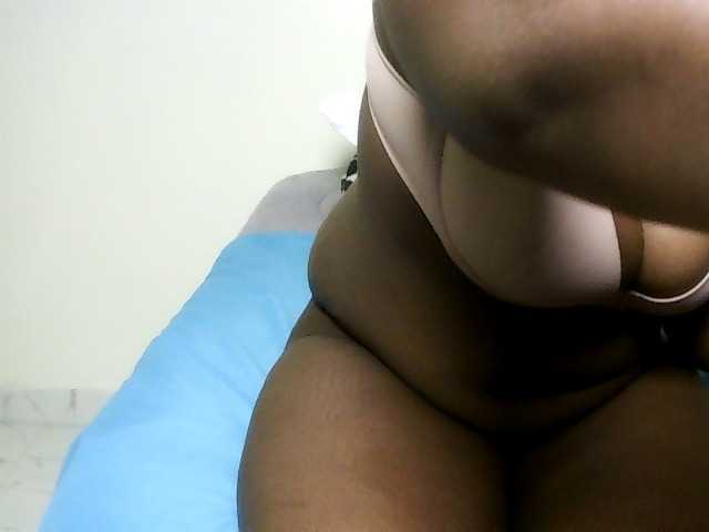 Sweet-juicy, en vivo ahora en BongaCams