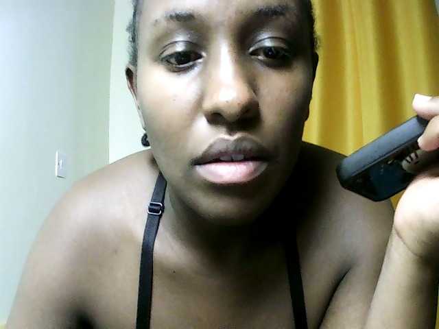 le modèle Sweet-juicy est en webcam porno dans un show sur le site bongacams, il possède les tags suivants: Ebony,Brunette,Trimmed
