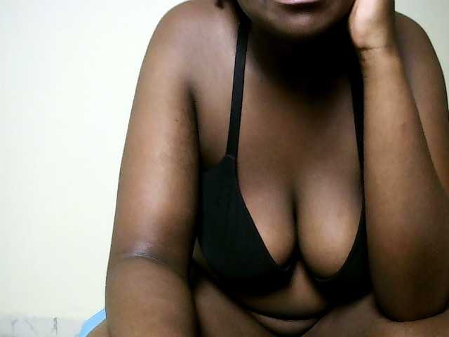 Sweet-juicy, en directo ahora en BongaCams