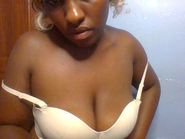 le modèle Sweet-juicy est en webcam porno dans un show sur le site bongacams, il possède les tags suivants: Ebony,Blonde,Trimmed