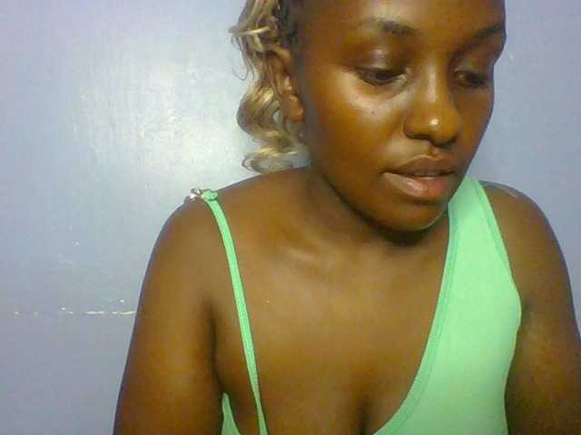 le modèle Sweet-juicy est en webcam porno dans un show sur le site bongacams, il possède les tags suivants: Ebony,Blonde,Trimmed
