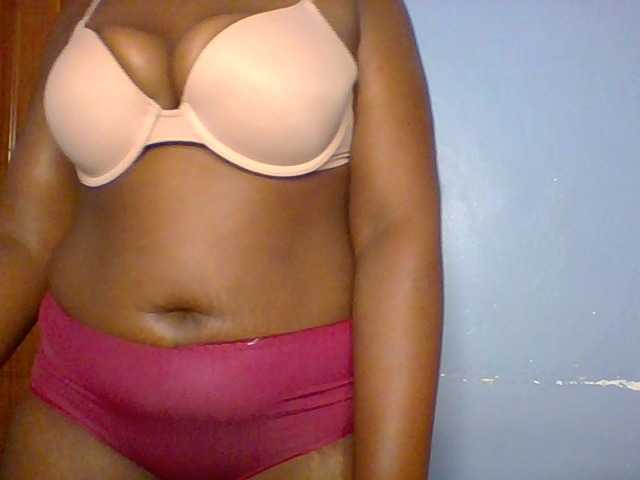 le modèle Sweet-juicy est en webcam porno dans un show sur le site bongacams, il possède les tags suivants: Ebony,Blonde,Trimmed