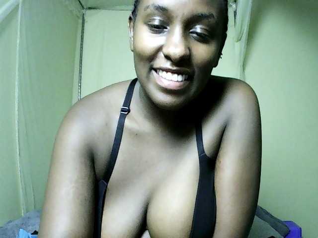 le modèle Sweet-juicy est en webcam porno dans un show sur le site bongacams, il possède les tags suivants: Ebony,Brunette,Trimmed