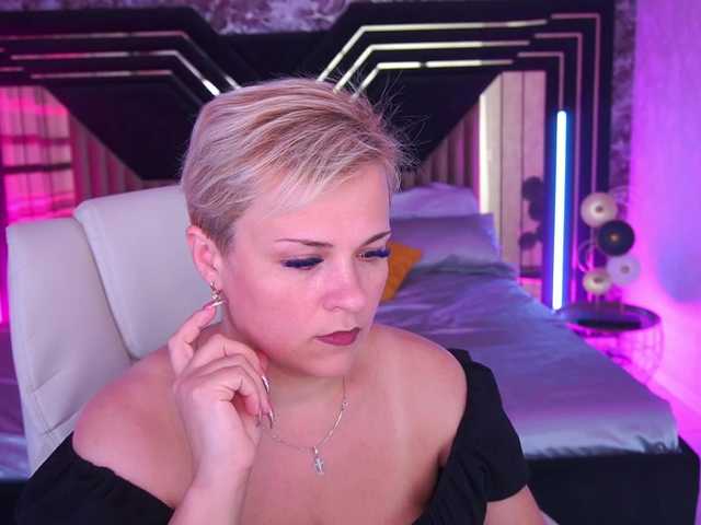 CrystalVibe live cam on BongaCams