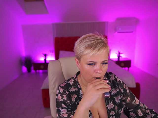 CrystalVibe live cam on BongaCams