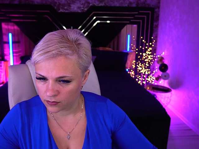 CrystalVibe live cam preview