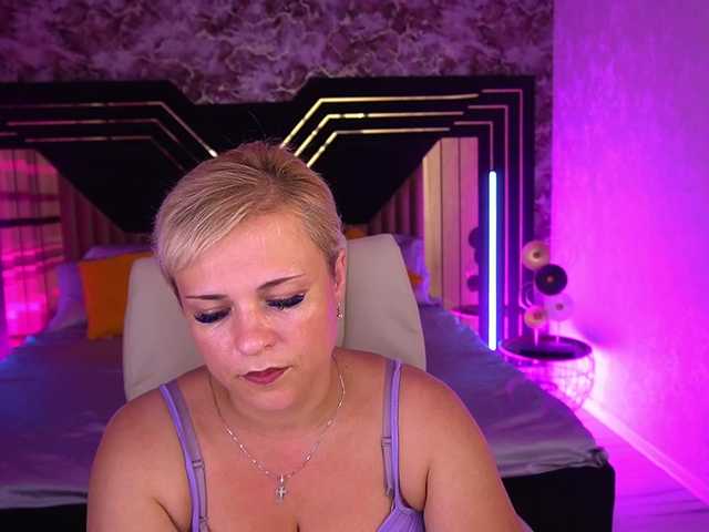 CrystalVibe live cam on BongaCams