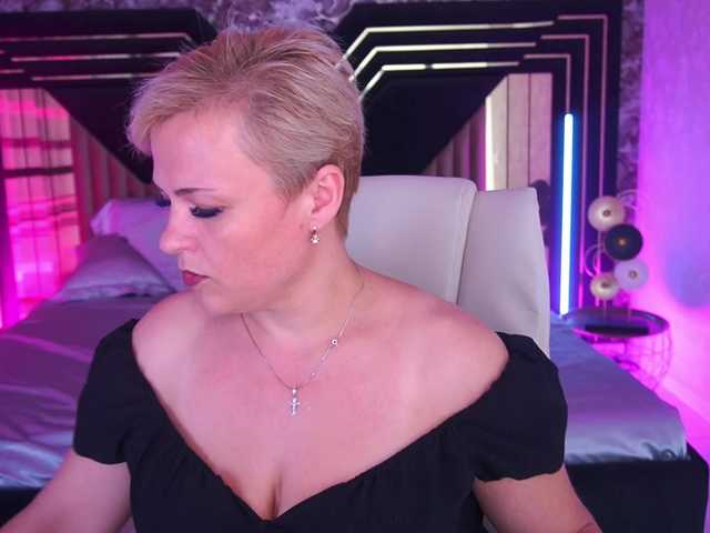 CrystalVibe live cam on BongaCams