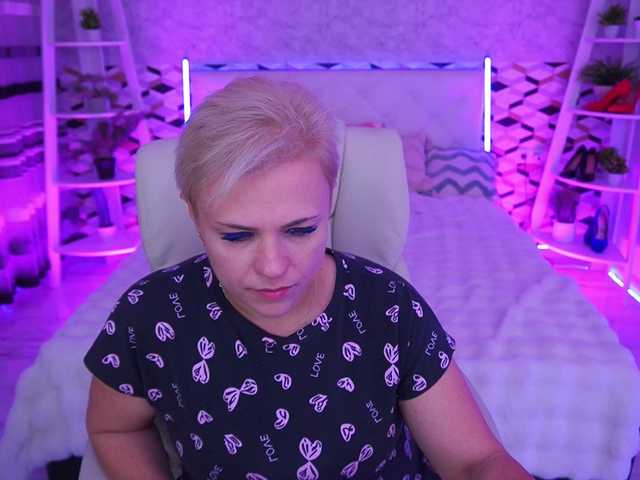 le modèle CrystalVibe est en webcam porno dans un show sur le site bongacams, il possède les tags suivants: White/Caucasian,Blonde,Shaved