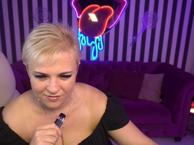 CrystalVibe live cam on BongaCams