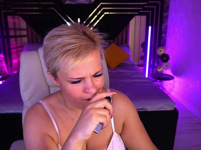 CrystalVibe live cam on BongaCams